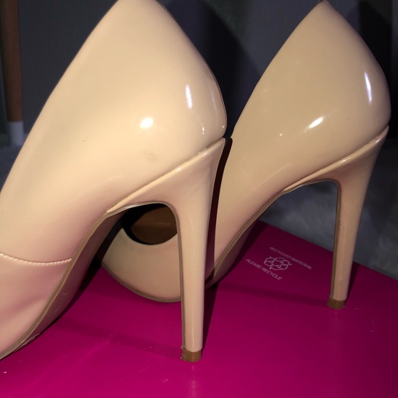 High heels . - Picture 2 of 3